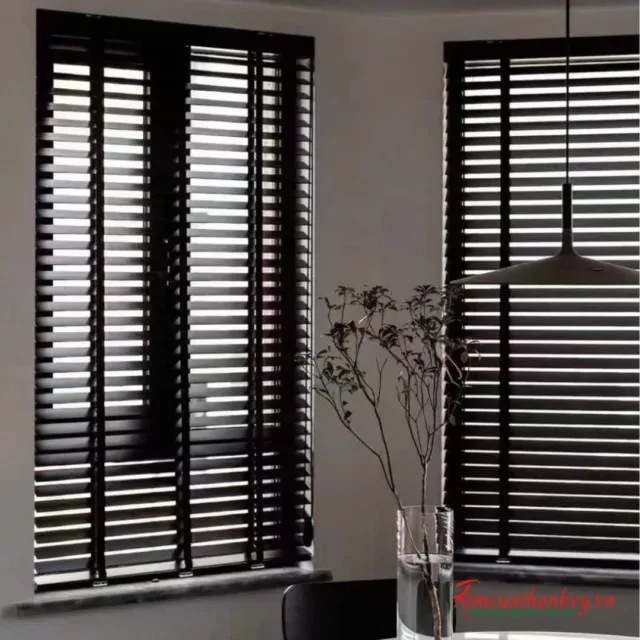 rèm gỗ màu đen