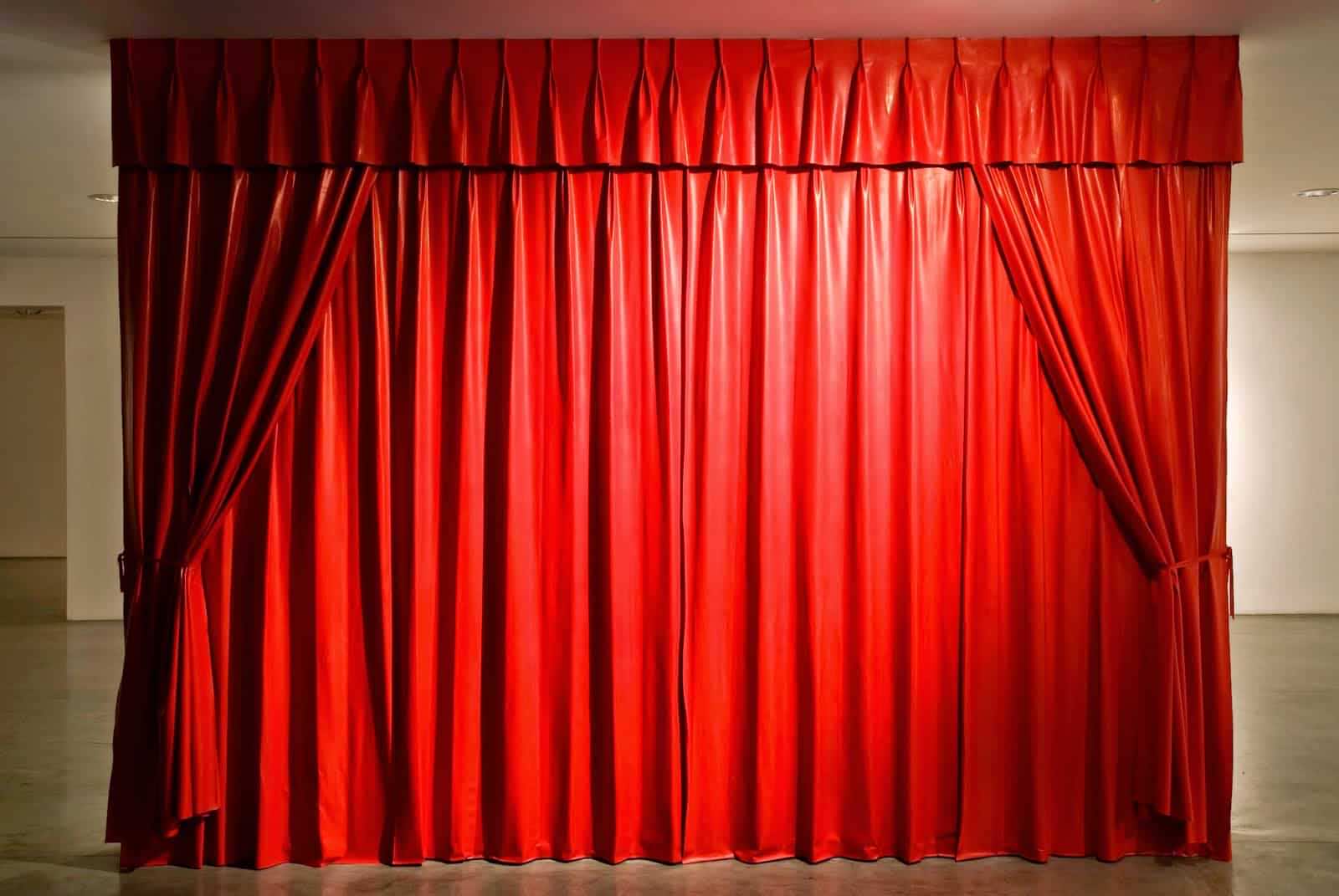Vì sao rèm sân khấu thường làm từ vải nhung?