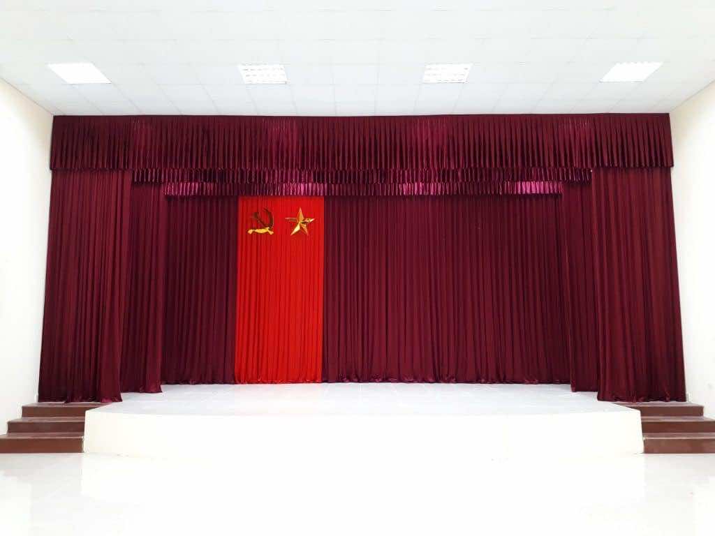 Rèm sân khấu thường làm từ vải nhung vì hấp thụ âm tốt